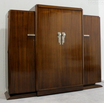 Mueble en madera de palisandro con tiradores en metal cromado.
Baldas en su interior.
Desmontable.
Origen: Francia.